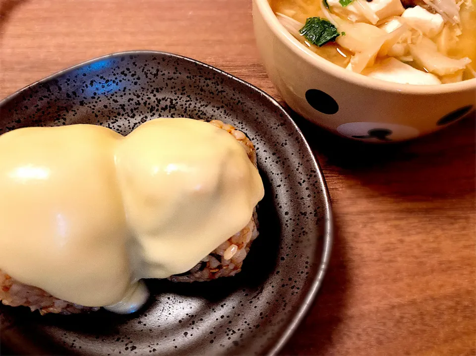 メルトロおむすび🍙🧀と具沢山味噌汁で休日ごはん🍚|gunlove❤さん