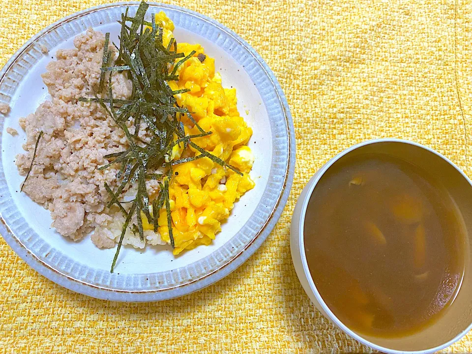 レンジで鶏そぼろ丼🐔となめこ赤だし🍄|1614さん