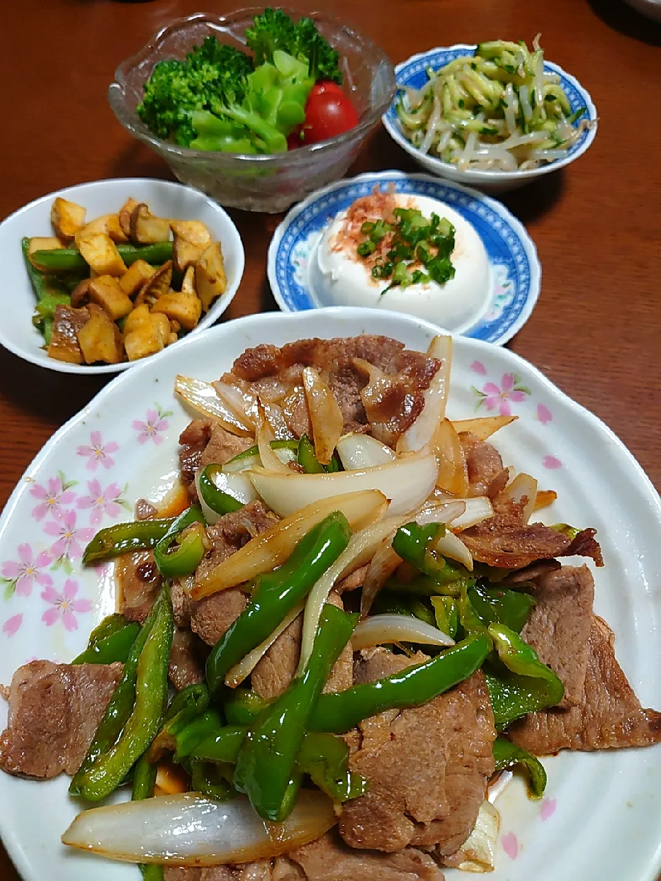 豚肉とピーマン炒めもの
もやし中華サラダ
スナップエンドウとエリンギのカレー炒め
サラダ|ぱやさん