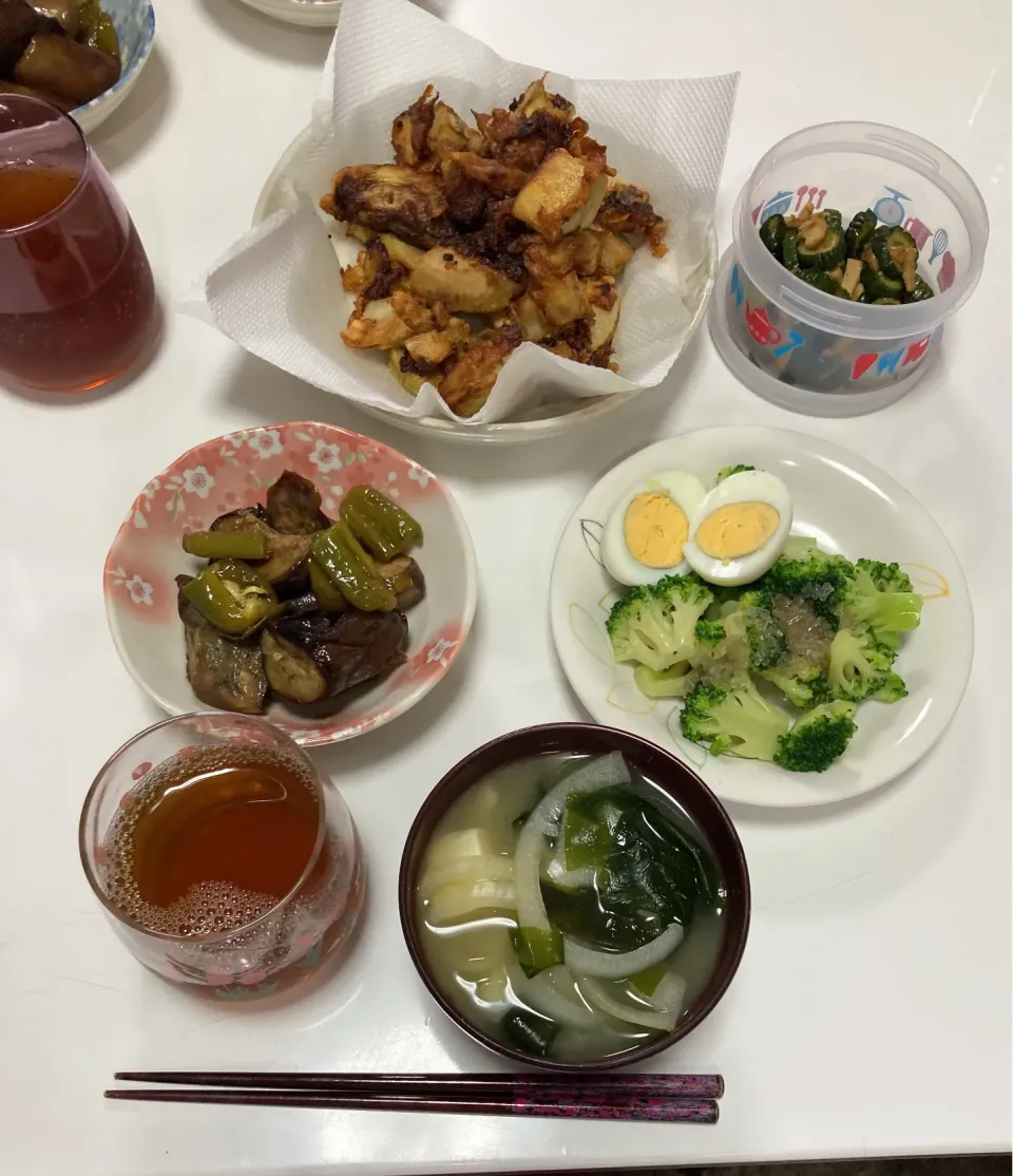 晩御飯☆筍の天麩羅☆茄子とピーマンの南蛮漬け☆サラダ（卵・ブロッコリー）☆頂き物の手作りの胡瓜のキューちゃん☆みそ汁（玉葱・ワカメ・豆腐）|Saharaさん