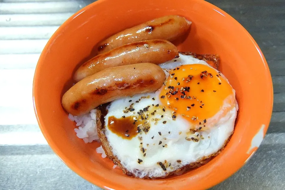 背徳飯✨✨🎉
ごはんにウィンナーと目玉焼き乗っけて
醤油とめんつゆのブレンドだれをかけただけのシンプル飯。
こういうのでいいんだよ☺️|深夜特急fさん