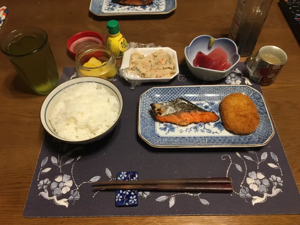 焼き鮭、コロッケ、めばちまぐろ・ぶつ切り(夕飯)|enarinさん