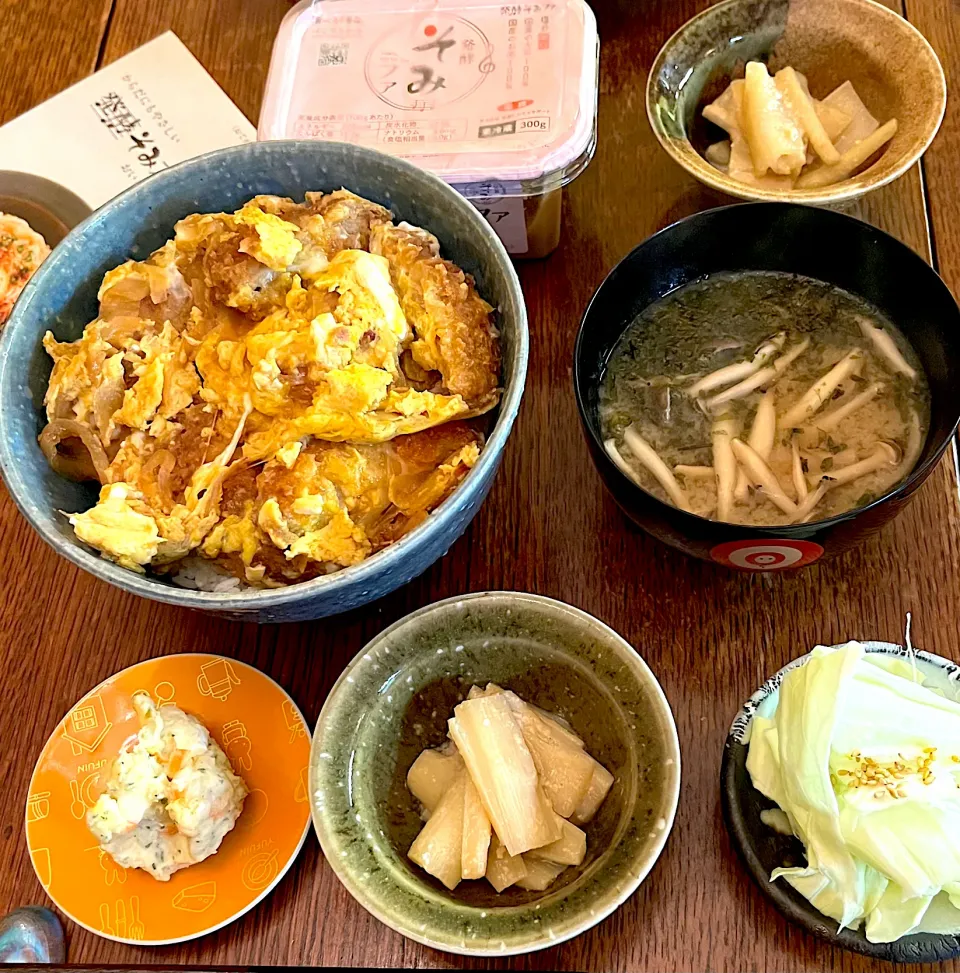 Snapdishの料理写真:晩ごはん♯かつ丼♯発酵そみファ♯お味噌汁♯ウドの酢味噌和え|小松菜さん