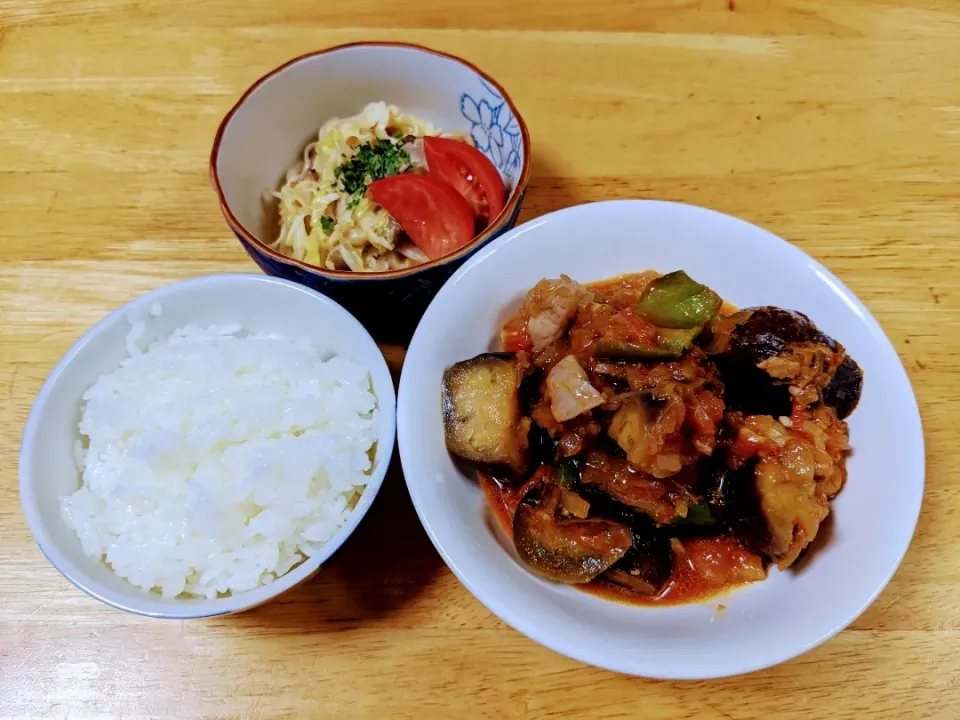 茄子と鶏もも肉のペペロンチーノ炒め自家製トマトソース煮とキャベツのキノコ入り醤油ドレッシング和えサラダ仕立てです。|トヨシと申します。さん