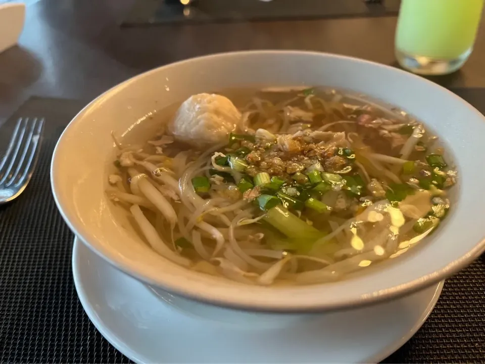 タイ🇹🇭バンコクのプルンチットのNOVOTELの朝食でクッテァオ(タイ風米麺)ここは日航と違って作ってくれた　美味しかったです|Mikoshiba Kazutoshiさん