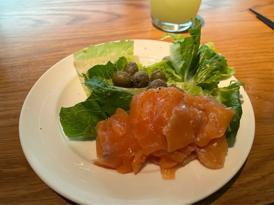 タイ🇹🇭バンコクの日航ホテルバンコクの朝食で食べた
スモークサーモン
大好きなんだ何回もおかわりして最後気持ち悪くなちゃった|Mikoshiba Kazutoshiさん