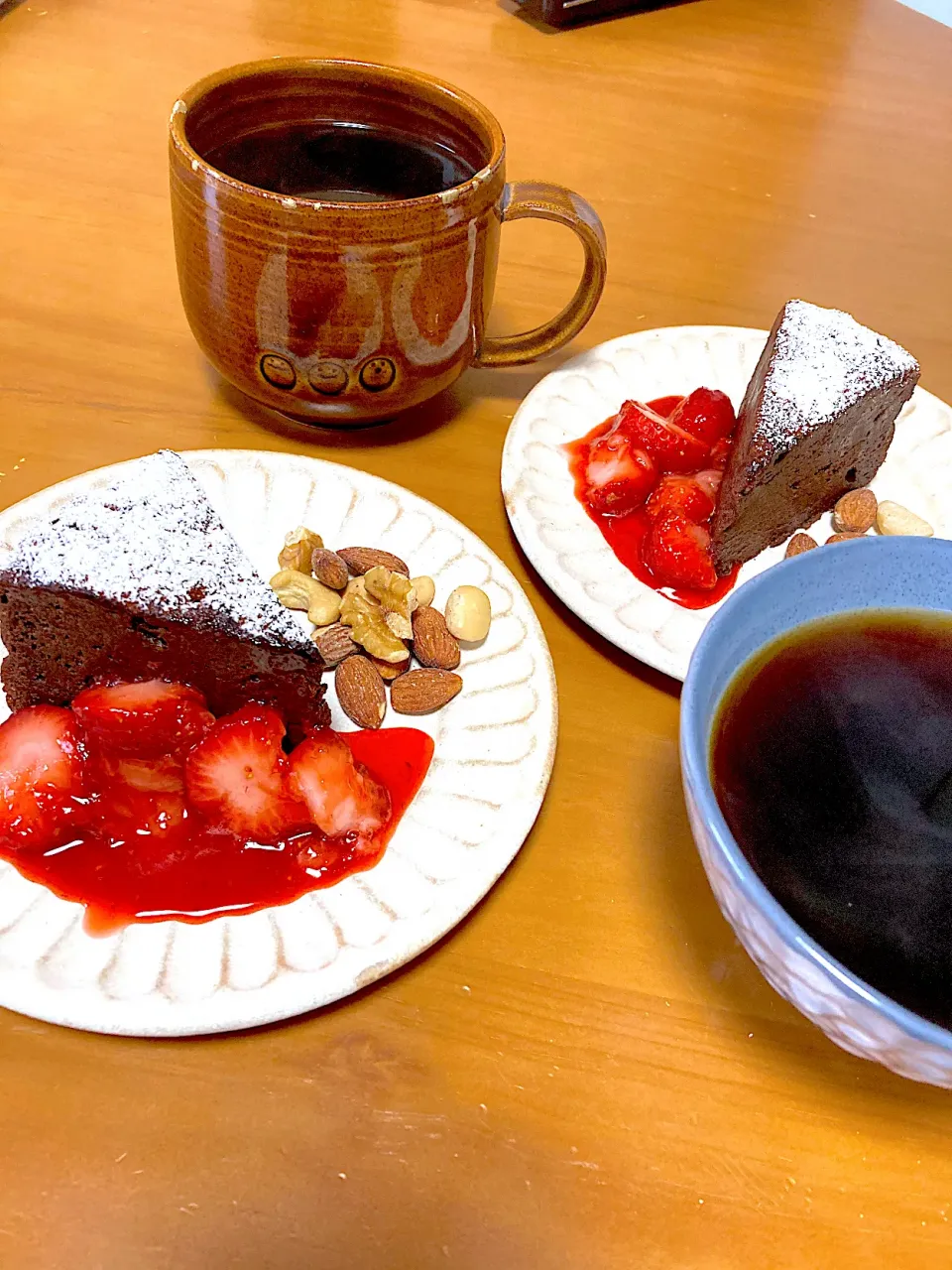 米粉のガトーショコラ断面😻withナッツandあまおう苺コンポート🍓|さくたえさん