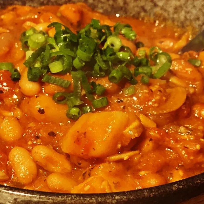 Lunch ! Lunch ! 
Vegetarian Bean & Potato Red Thai Curry with Fresh Basil and Steamed Rice 🍚 Simply Healthy and very tasty #redcurry #vegetarian #homemade #ric|Emanuel Hayashiさん