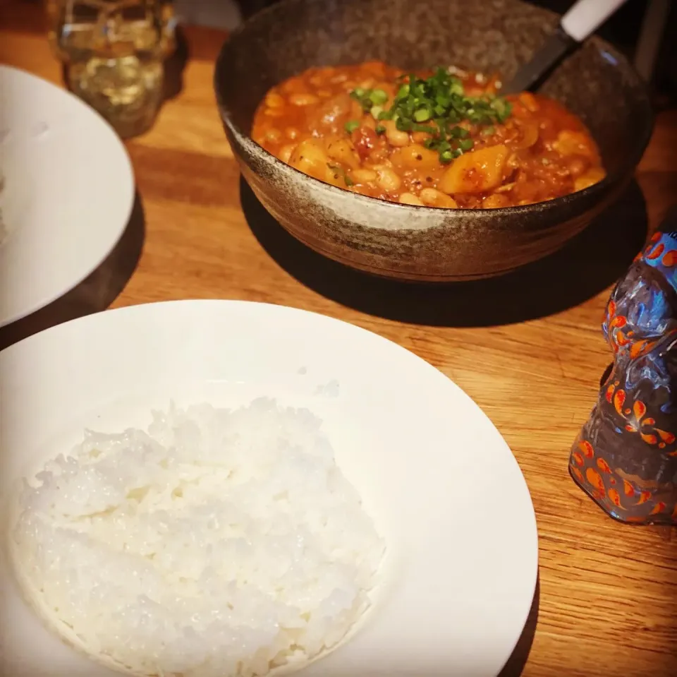 Lunch ! Lunch ! 
Vegetarian Bean & Potato Red Thai Curry with Fresh Basil and Steamed Rice 🍚 Simply Healthy and very tasty #redcurry #vegetarian #homemade #ric|Emanuel Hayashiさん