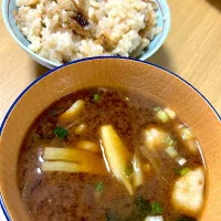 Snapdishの料理写真:タケノコと豚トロの味噌汁とご飯✨|こうさん