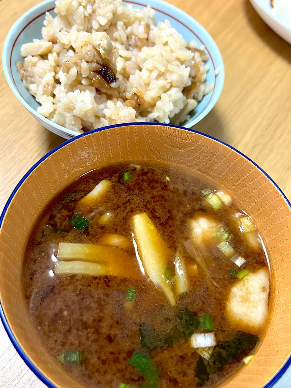 タケノコと豚トロの味噌汁とご飯✨|こうさん