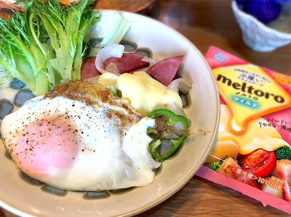 ブランチ　新玉ねぎをメインに炒めてチーズをトロ〜リと😋|じゅんさんさん