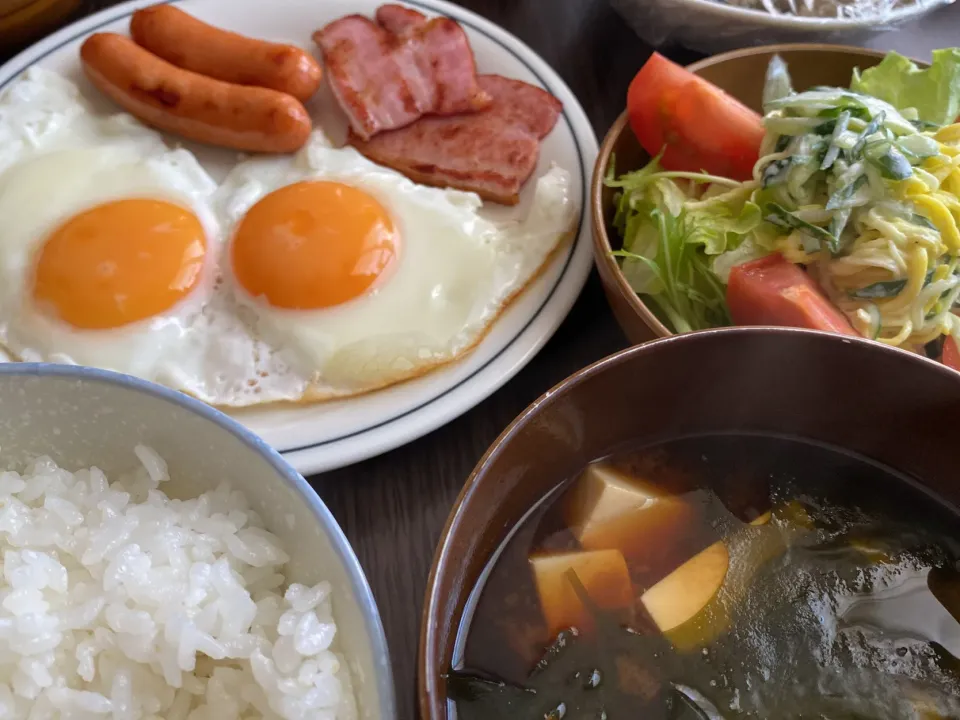 目玉焼き　サラダ　味噌汁|けんさん