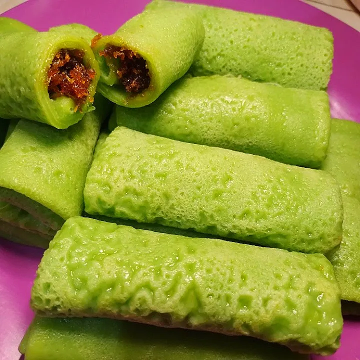 Snapdishの料理写真:dadar kelapa pandan|dapur_fiah25さん