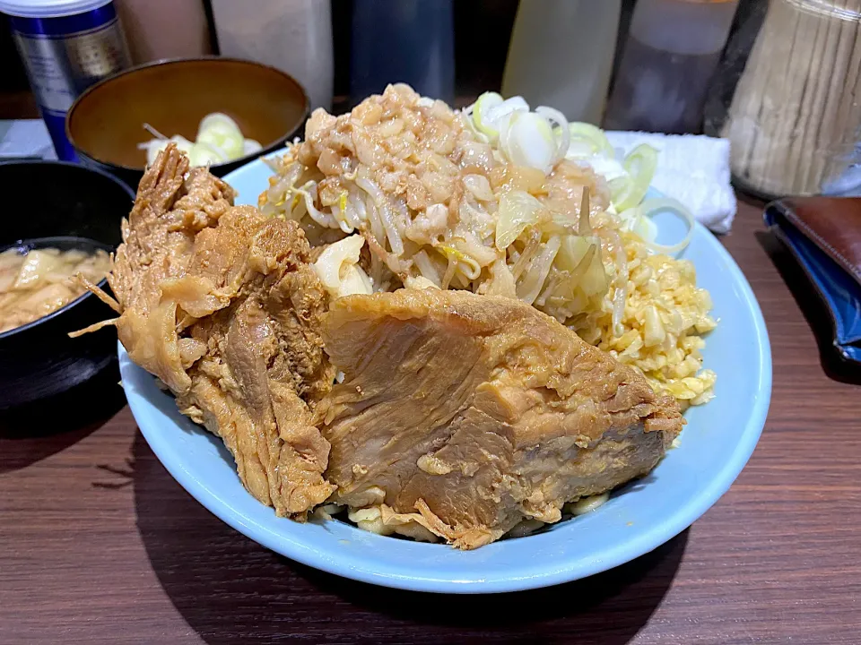 富士丸　西早稲田店　ラーメン普通(大)、ネギ、玉子、ブタカスアブラ|ひとしおぶですさん