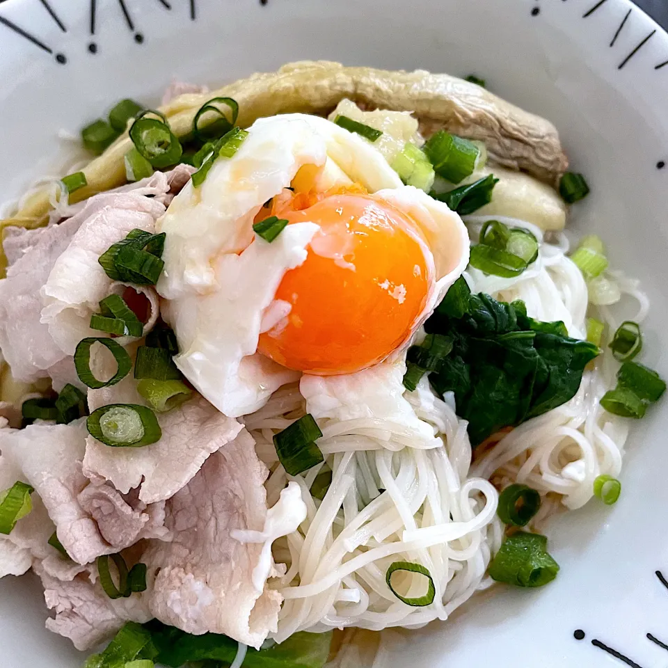 焼きなすと豚バラのぶっかけそうめん 温玉(失敗)乗せ|DKさん