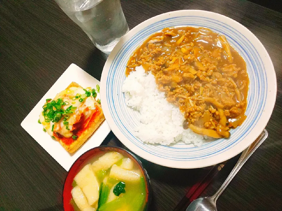 ひき肉とキノコの和風カレー、小松菜と油揚げの味噌汁、キムチチーズ焼き厚揚げ|サトリさん