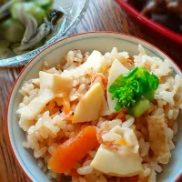 Snapdishの料理写真:義母に喜んでもらった筍ご飯🍀

『ほかほかの竹の子ご飯頂きぬ
嫁の温もり身体をめぐる』