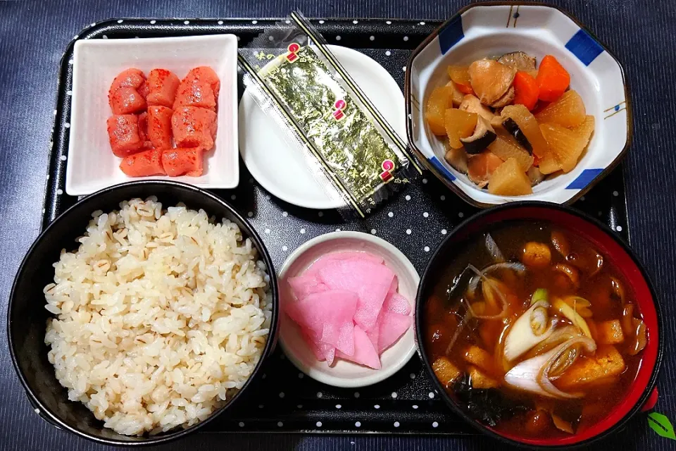 今日の朝ごはん（麦ごはんに鶏肉と野菜の煮物、味付けのり、辛子明太子、赤だしのなめこ汁、岩下の梅しそ大根）|Mars＠釜飯作り研究中さん