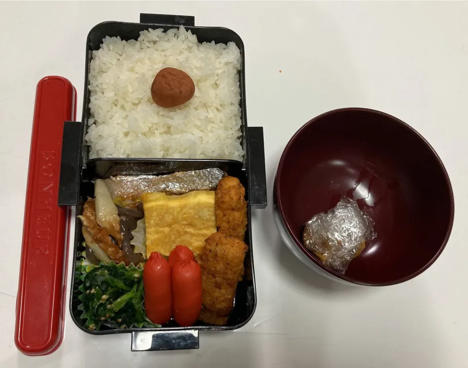 Snapdishの料理写真:パパ弁☆鮭☆卵焼き☆赤ウインナー☆スパイシーチキン☆ほうれん草の胡麻和え☆ちくわと蒟蒻の塩昆布炒め☆みそ玉|Saharaさん