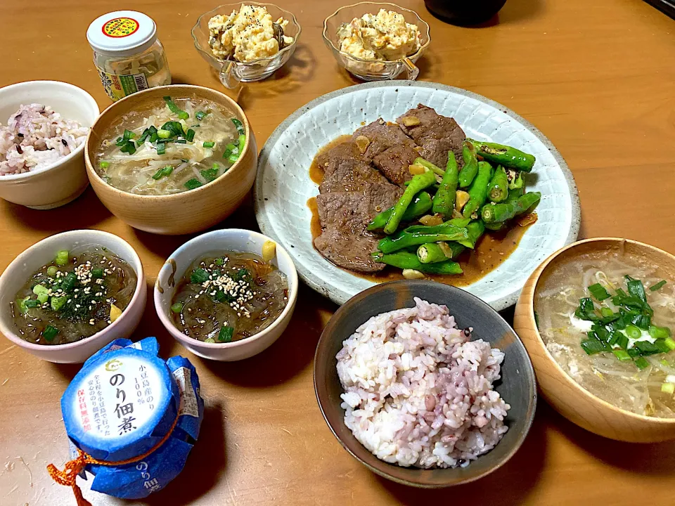 和牛ロース焼肉、焼きししとう、モヤシ入り卵スープ、心太、ポテサラ、雑穀米ご飯、島らっきょう、のり佃煮(❛ᴗ❛人)✧|さくたえさん