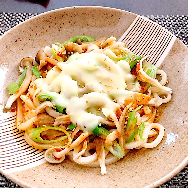 Snapdishの料理写真:レンジでお手軽とろ〜りチーズのせ甘辛うどん♪|fai家の暮らしさん