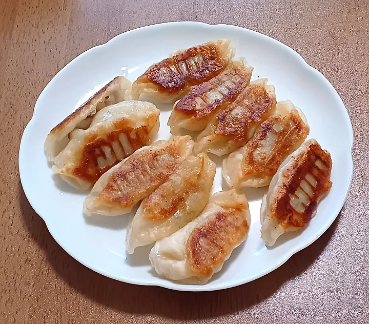 Snapdishの料理写真:餃子焼きました(^^)|ナナさん