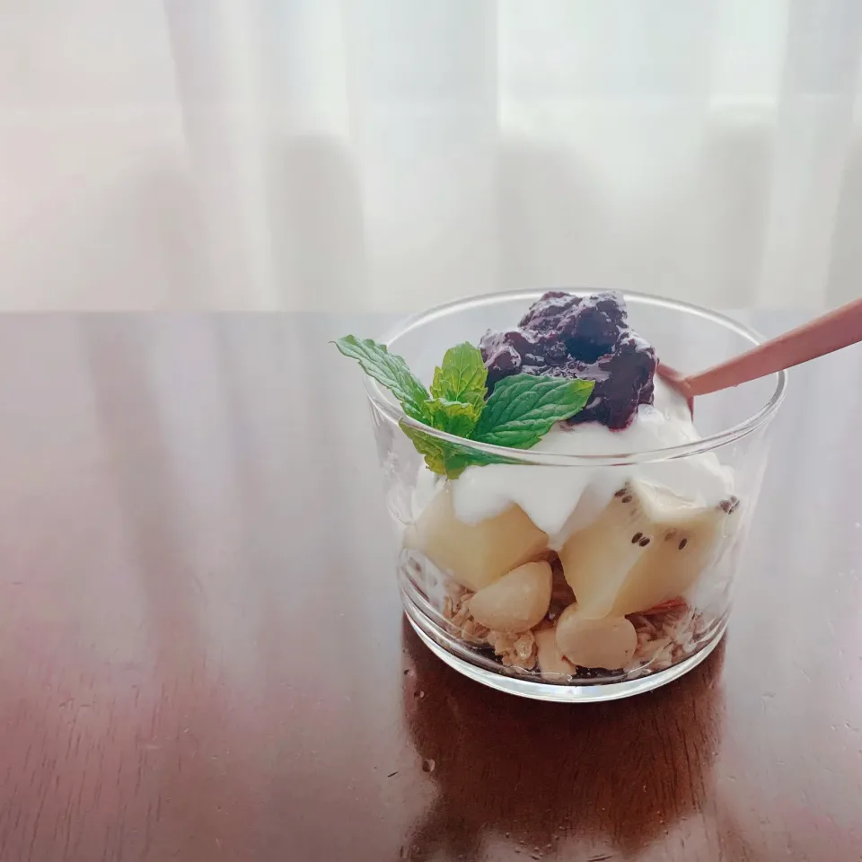 Snapdishの料理写真:自家製スパイスジャムとココナッツヨーグルトのパルフェ🍨🫐🌿|leeさん