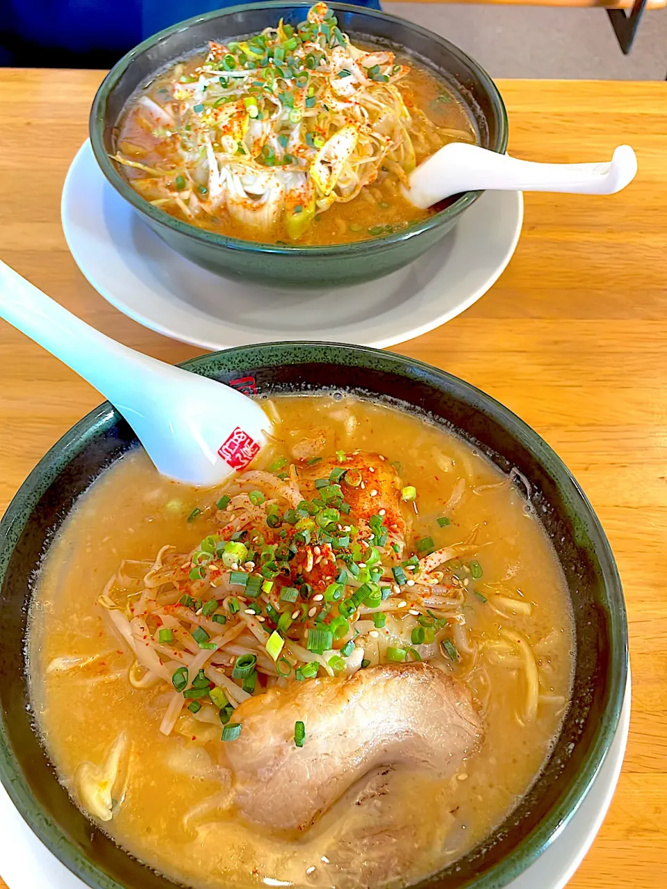 Snapdishの料理写真:豚醤ラーメン(手前)、ネギ味噌ラーメン(奥)|juneさん