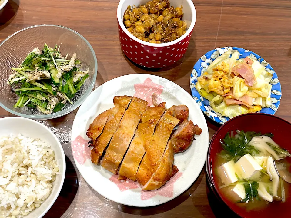 鶏モモの醤油糀漬け焼き　豆腐と水菜の味噌汁　ガリバタキャベ玉炒め　サラダチキンと水菜の胡麻酢和え　味噌じゃこ大豆|おさむん17さん