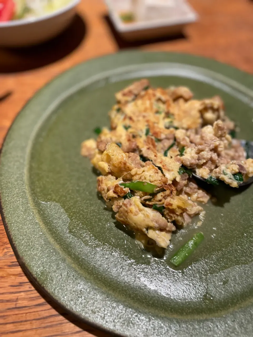 玉ねぎ麹で炒めた挽肉をニラたまに入れてお腹のはる一品に|sonokoさん