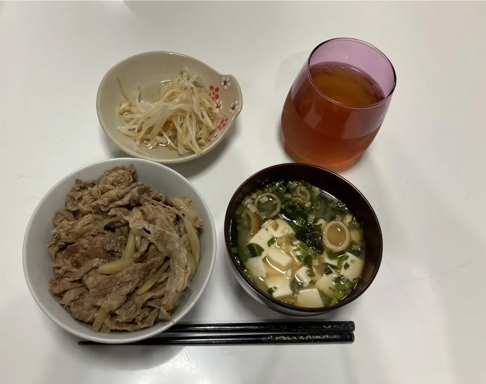 Snapdishの料理写真:晩御飯(^^)☆牛丼☆もやしの酢の物☆みそ汁（豆腐・ワカメミックス）|Saharaさん