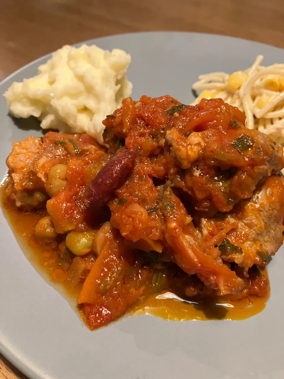 豚肉と豆のトマト煮込みとマッシュポテト|メガネ食堂さん