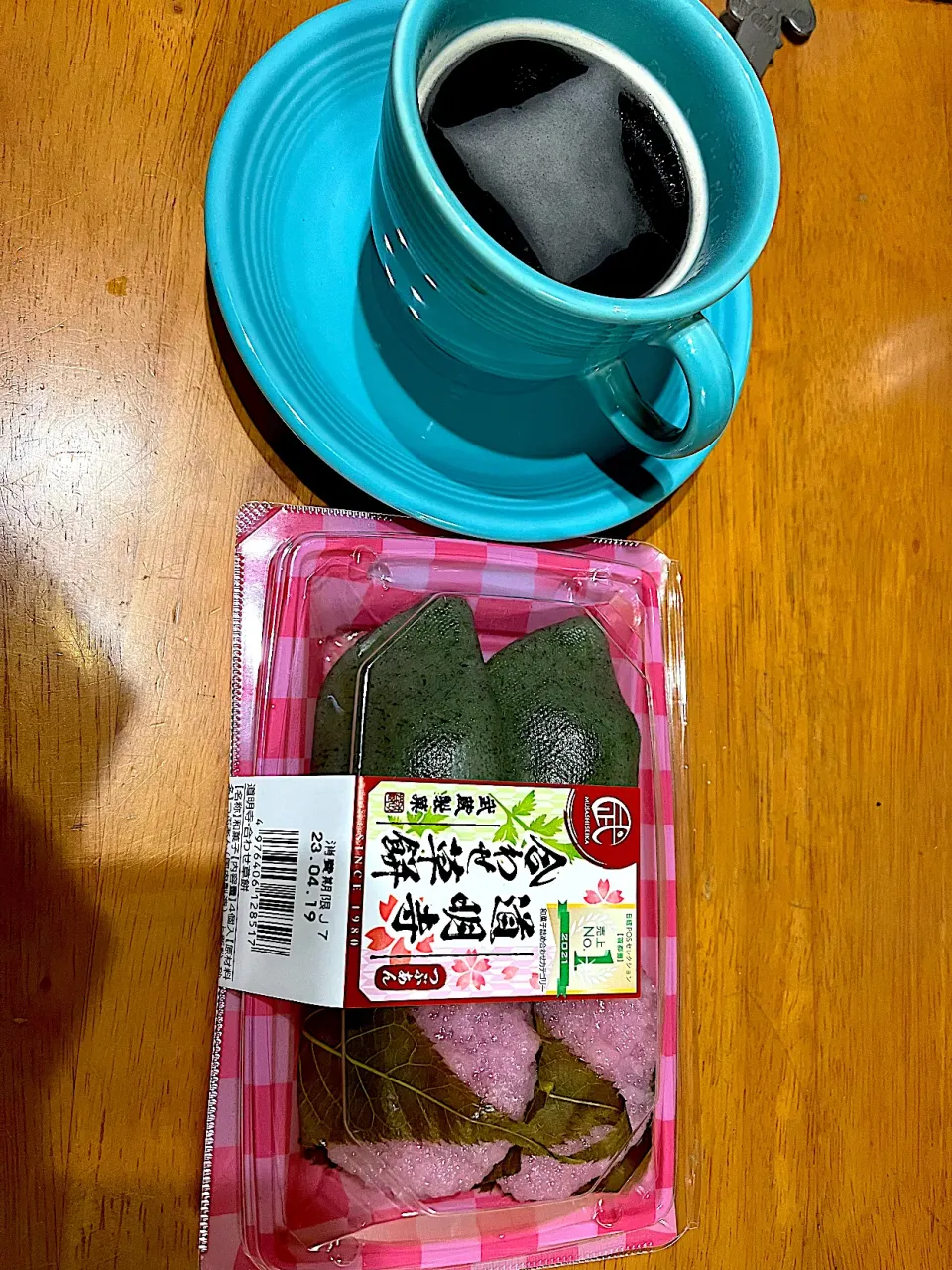 Snapdishの料理写真:映画 東京リベンジャーズ を観ながら #夜おやつ　道明寺合わ草餅、薄しぃコーヒー|ms903さん