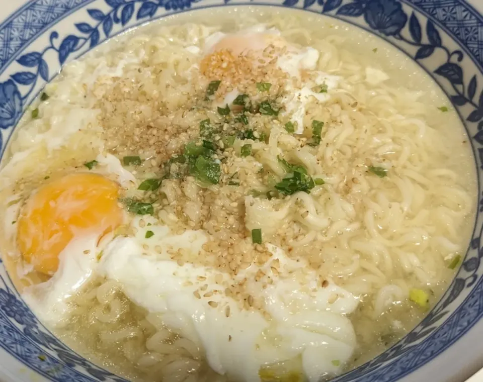 Snapdishの料理写真:サッポロ一番塩ラーメン🍜|こたさん