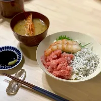 三色丼、海老味噌汁|ひろさんとゆりさんさん