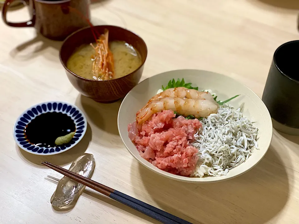 三色丼、海老味噌汁|ひろさんとゆりさんさん