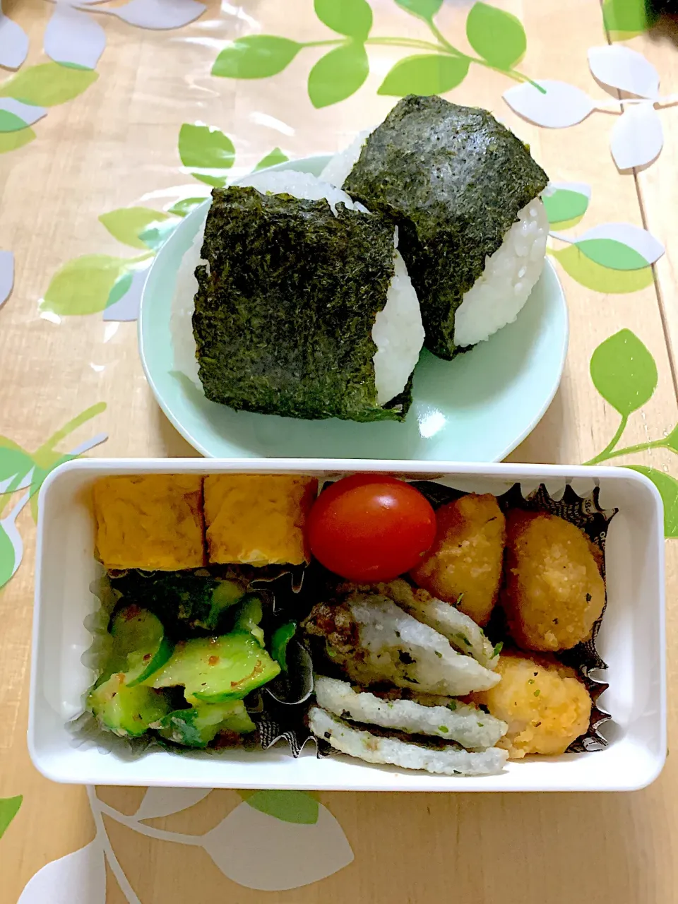 Snapdishの料理写真:おにぎり+おかずにして欲しいのリクエストにお弁当箱買い直し。お弁当箱は浅くても深くても詰めづらい。|ヘパリン2.5さん