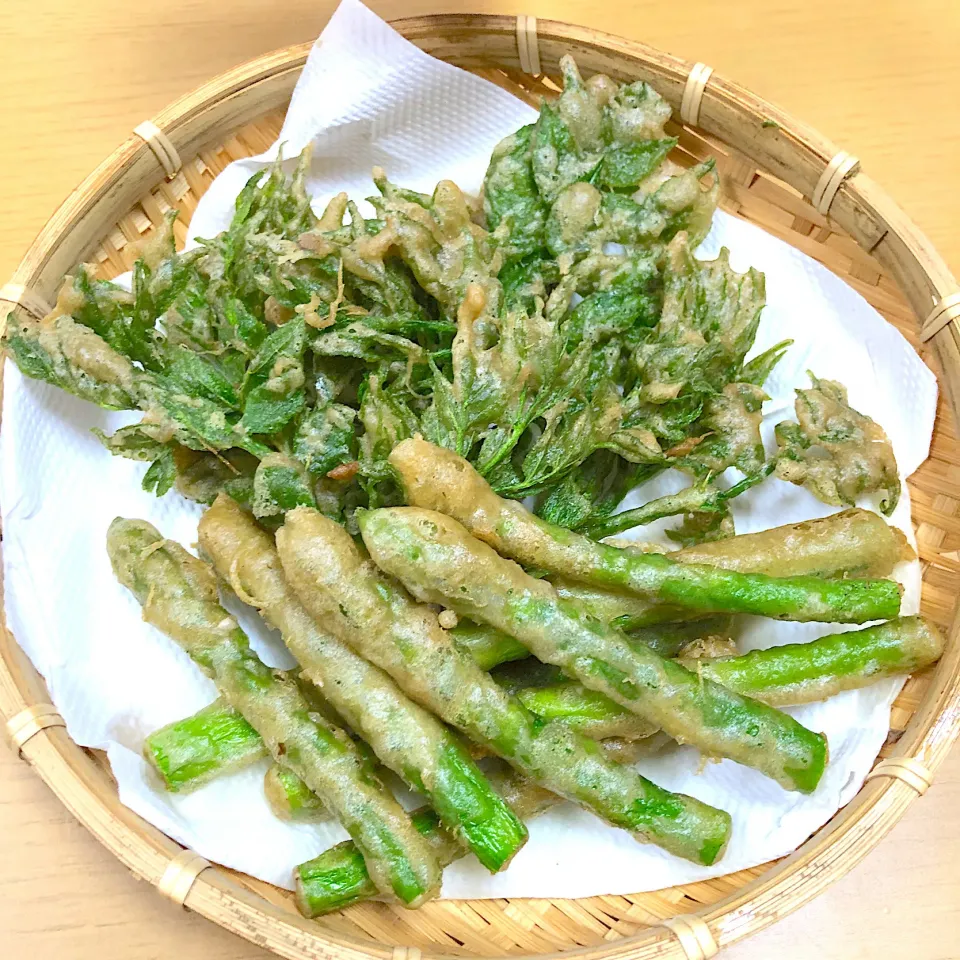 #vegan 
アスパラとタラの芽の蕎麦粉天麩羅|makiko_aさん