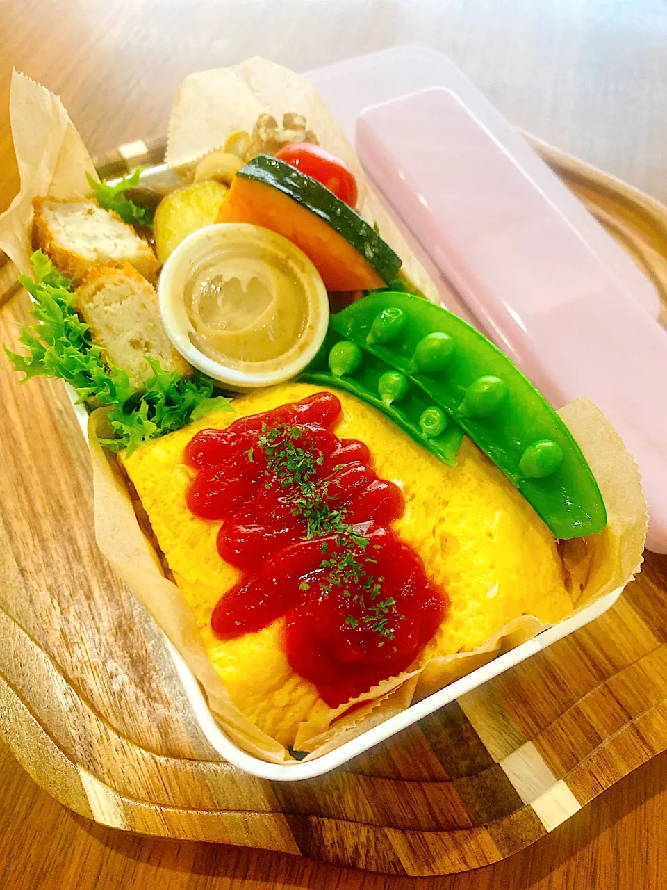 Snapdishの料理写真:オムライスとサラダ弁当|mineraさん