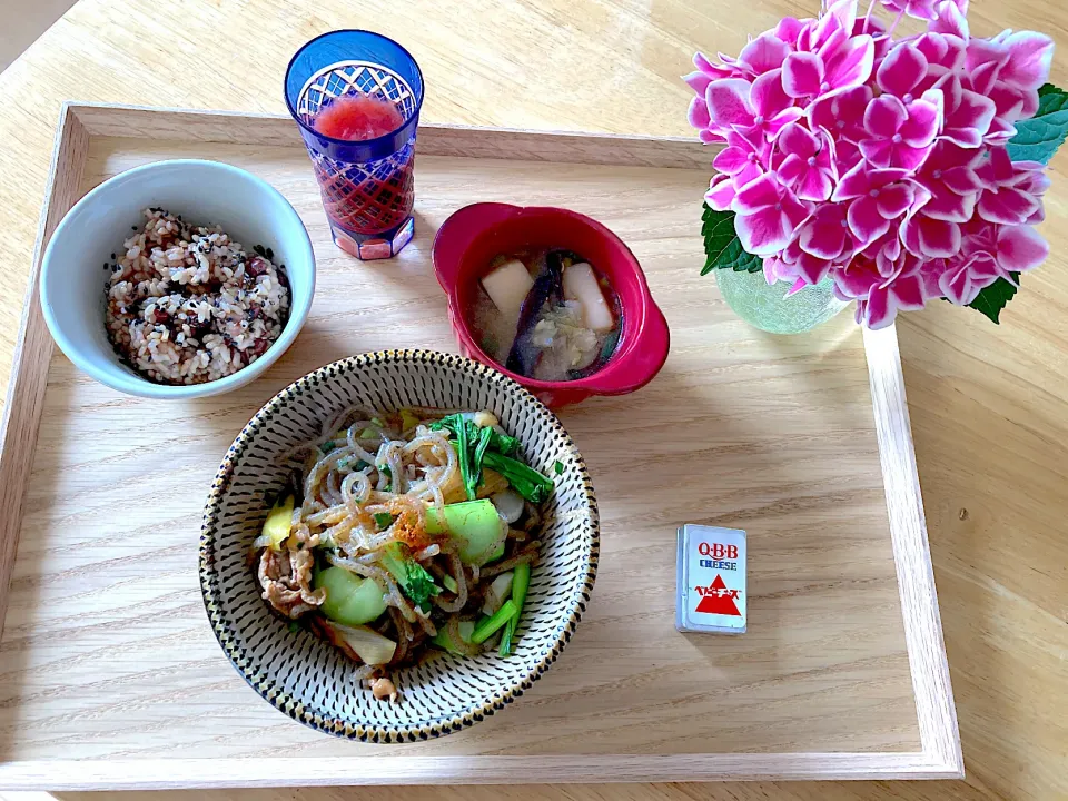 お赤飯♡大豆ミートの鶏スキ風♡ハンペンと黒木耳のお味噌汁♡苺ジュース♡プロセスチーズ|さくたえさん