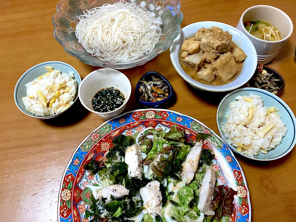 筍ご飯🧡鶏そぼろと親芋の煮物🧡ナッツ入り田作り🧡新玉の棒棒鶏風サラダ🧡島原小町(全粒粉入り素麺)🧡エノキのお味噌汁🧡|さくたえさん