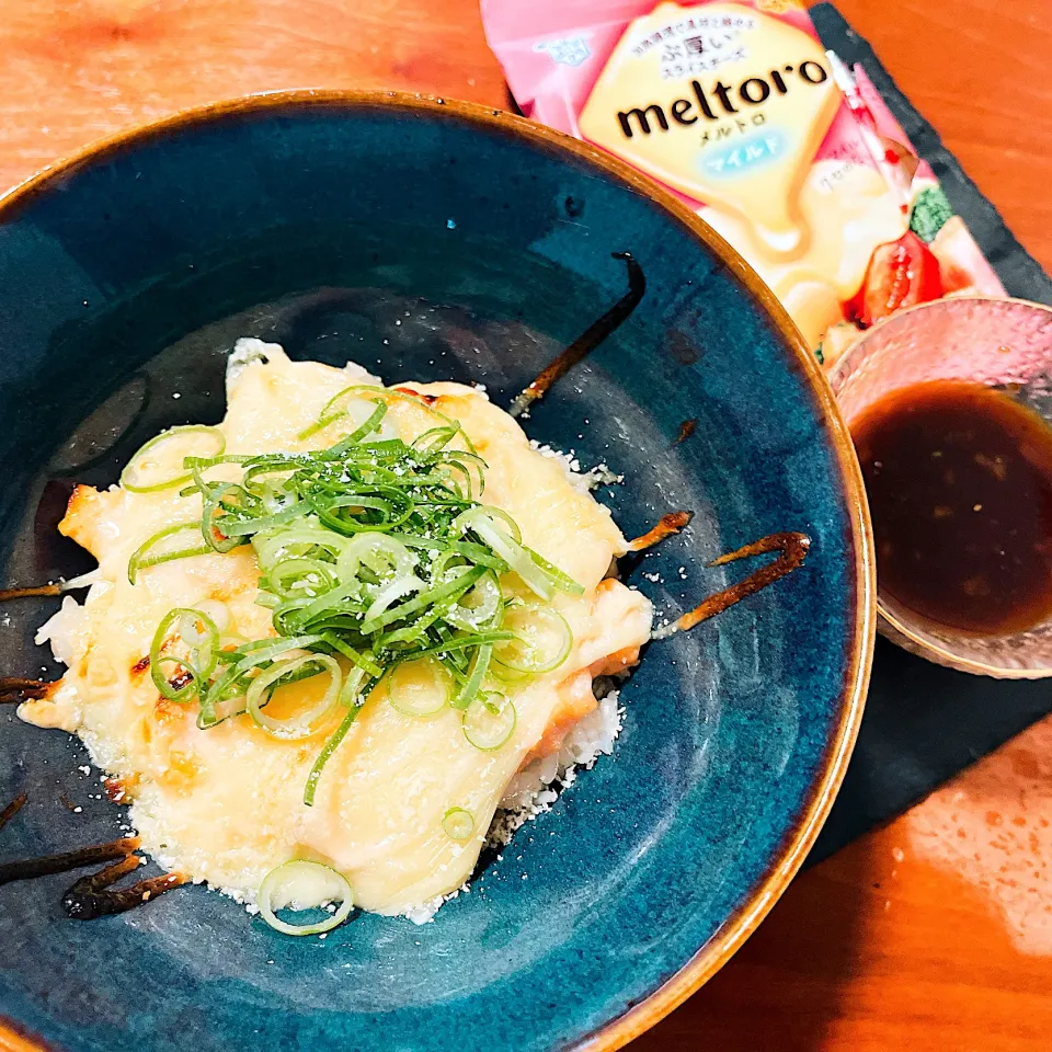 メルトロ炙りサーモン丼|綾さん