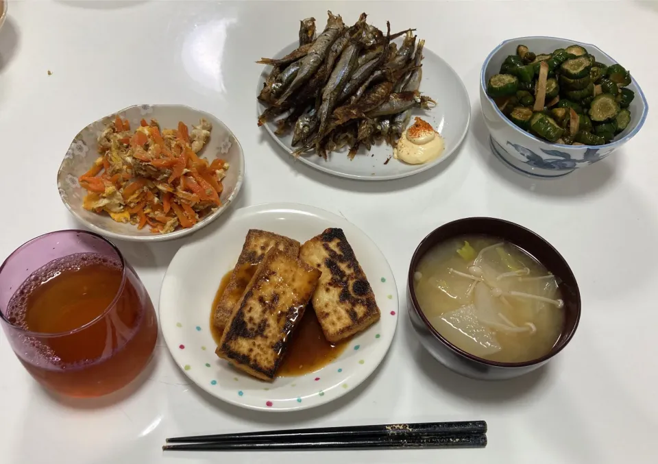 Snapdishの料理写真:作り置きとアルモンデ晩御飯☆人参シリシリ☆厚揚げステーキ☆ししゃも☆キューちゃん（頂き物）☆みそ汁（大根・白菜・えのき）|Saharaさん