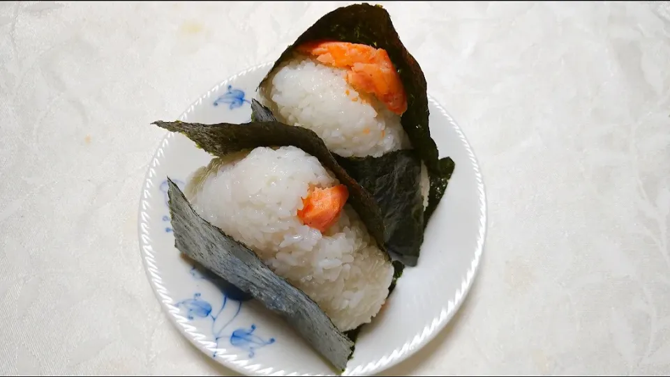 Snapdishの料理写真:4/18の夜勤弁当
塩鮭のおにぎり🍙|卯月さん