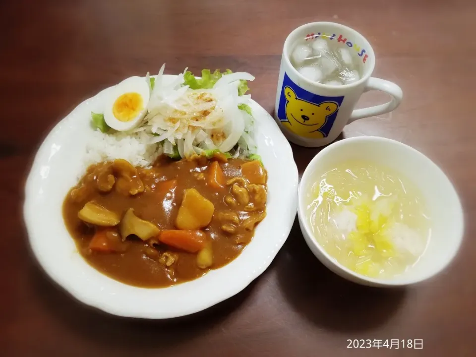 Snapdishの料理写真:2023年4月18日の晩ご飯
ポークカレーライス
新玉ねぎのスライスサラダ
鶏団子と春雨のスープ
焼酎水割り|ソラ♂のご飯さん