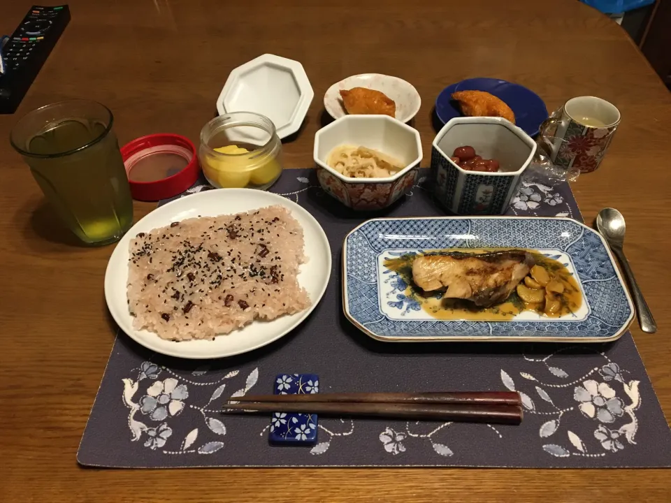 お赤飯、いなり寿司、ぶり照り、蓮根のお惣菜(夕飯)|enarinさん