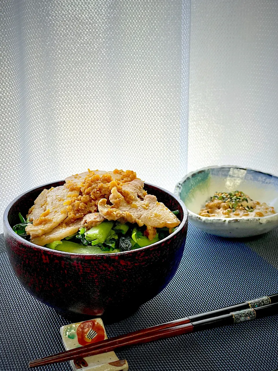 野菜たっぷり『豚の生姜焼き丼』✨✨✨納豆のおまけ付きだよ。😋|イチロッタさん