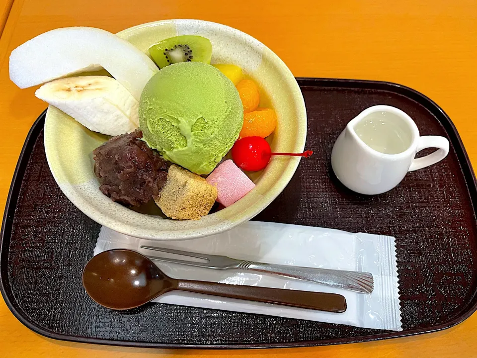 Snapdishの料理写真:クリームあんみつ（白みつ、粒あん、抹茶アイス）|こいちさん