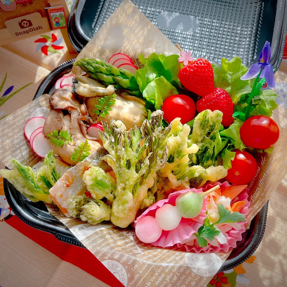 Snapdishの料理写真:2023/04/19 花見牡蠣と山菜天麩羅のお弁当|Blueberry🫐さん